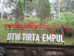 こちらはティルタエンプル寺院。