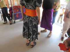 お次、ウルワツ寺院です。足など出していなければ、サロンはまかず、でもベルトのようなサッシュをまかなければいけません。失礼ながらよその方を撮らせてもらいました。このオレンジの布がそれです。