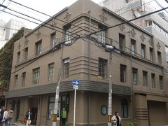 駆け足で「伏見ビル」へ
（設計：長田岩次郎）

宇宙みたいなマークが可愛いなと思っていた。
せっかく特別公開中なのに、時間が無いので素通りです