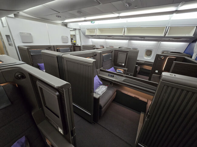 ファーストクラス<br />A380 全520席中→ファーストクラスは2階最前方に8席<br />1-2-1のレイアウトで→前後2列のみ<br />ボックスシートタイプ