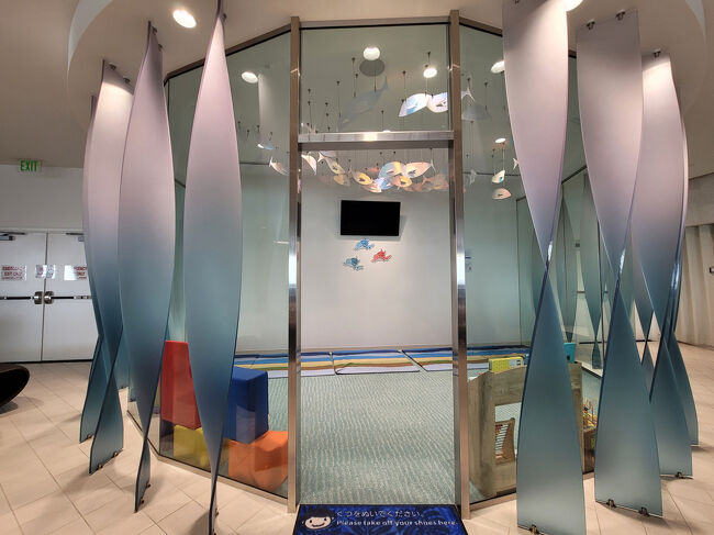 『ANAラウンジ』に移動します。<br />“ANAラウンジ”には→プレイルームがあります。<br />お友達になったお姉ちゃんと～楽しく遊んでいます。<br /><br />食事も“ANAスイートラウンジ”と変わりません！