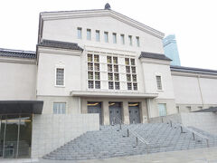 昭和11年5月に開館した美術館です。この本館に加えて平成4年に美術館の正面地下に設けた地下展覧会室ができ、展示室は地上3階、地下1階になりました。本館展示室では、特別展覧会やコレクション展示が開催されている。