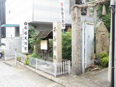 茶臼山公園から国道２５号線に再び出て、一心寺前の交差点を渡り西に少し歩くと安居神社前に着きます。真田幸村終焉の地として有名な場所です。健康成就や病気平癒、学業成就、合格祈願のご利益がある神様でもあります。