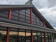 立岩からすぐの所、正確には50メートルほどの橋を渡ったところに
道の駅てんきてんき丹後があります。
この旅を企画している間、ずっと「てんてき」やと思ってました。
