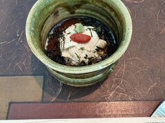 チェックインの前に、コンラッド東京28階にある日本料理レストラン風花の鮨カウンターでランチ翔風￥8,500

先附の湯葉