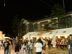 今晩は延々徹夜で９時間の踊り。
１時間踊ったら、休憩。

旧庁舎記念館の前の広場には出店が多く出ていて、休憩所で食事している人も多く、にぎわっていました。

