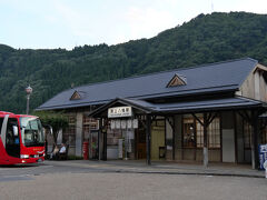 郡上八幡駅はこの鉄道の中心駅の１つ。
旧国鉄時代からの駅舎がリフォームされて健在です。
「郡上踊り」に参加するための人たちでにぎわっていました。
高速バス、観光バスもこの駅前に次々に到着していました。