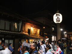 「郡上踊り」は見るものではなく、参加するお祭りです。
地元の浴衣の人も多いですが、普段着の観光客も多く参加しています。
私も参加しました。
初めて聞く曲ばかりですが、踊り自体は簡単なものでした。