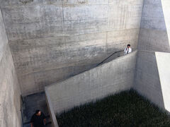 地中美術館は、美術館の入り口の辺りのみ撮影可能です。この階段を下りたところからが展示エリアで、安藤忠雄設計の美術館に、クロード・モネ、ジェームズ・タレル、ウォルター・デ・マリアの3人の作品が展示されています。モネはともかく、ジェームズ・タレル、ウォルター・デ・マリアの作品には圧倒されます。
地中美術館は、値段が高すぎるという意見もあります。確かに、他の作品は4500円のパスポートさえ購入すれば、一部を除きすべて見ることができるのに対して、地中美術館はパスポートの対象外で、1館だけで2500円の入館料がかかります。これは何か釣り合いが取れていないようにも思えますが、逆にパスポート代4500円が安すぎるとも言えます。私個人の意見としては、地中美術館の2500円が適正料金で、パスポート代を、1日のみ有効に限り4500円、通期パスは10000円くらいにするのがちょうどいいのではないかと思います。

話がそれました。
さて、地中美術館は余裕をもって見終わり、予定通り、地中美術館12:47発のバスに乗って、本村地区に向かいました。本村地区には、家プロジェクトや、新たな目玉、直島新美術館があります。午後はこれらを見ていきます。


