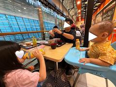 ジャカルタ市内は渋滞が読めないということで、早めの空港到着を心掛けています。今回も４時間前には空港へ到着。前回と同じく吉野家で夜ご飯を食べます。牛丼だったら子ども達も食べてくれるので助かる。