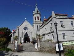 カトリック元町教会。

大鐘楼の上に風見鶏♪