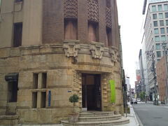 近くで9時から特別公開されている芝川ビルへ