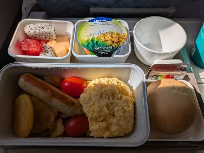 香港までのフライトは3時間強、機内食は朝食です。<br />前回の旅行がヨーロッパ線だったので、あっという間のフライトに感じた。