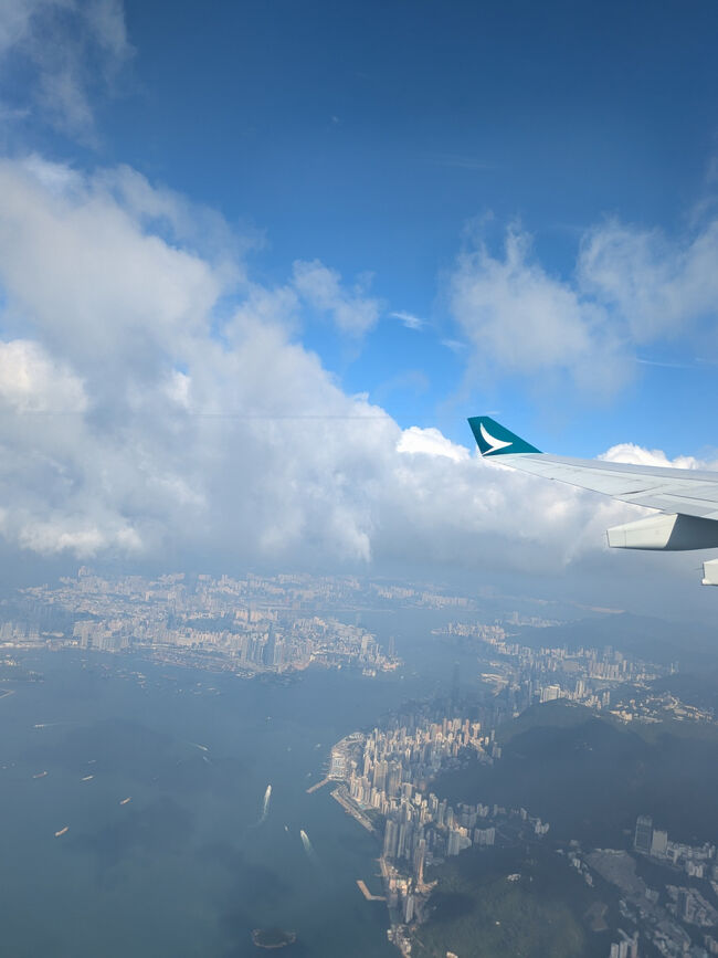 離陸後、九龍島と香港島のビル群が見えましたよ～