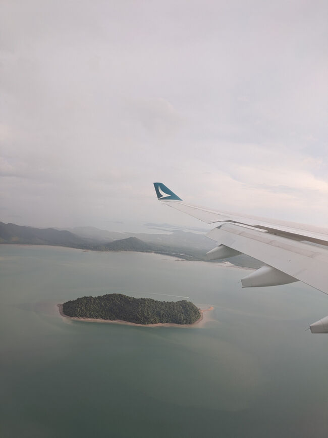 香港からプーケットも3時間ぐらい。<br />離島が見えてきた。なんか雨っぽいなぁ…。<br /><br />