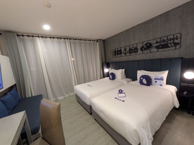 お部屋には冷蔵庫やポットなど必要最低限のものは揃ってます