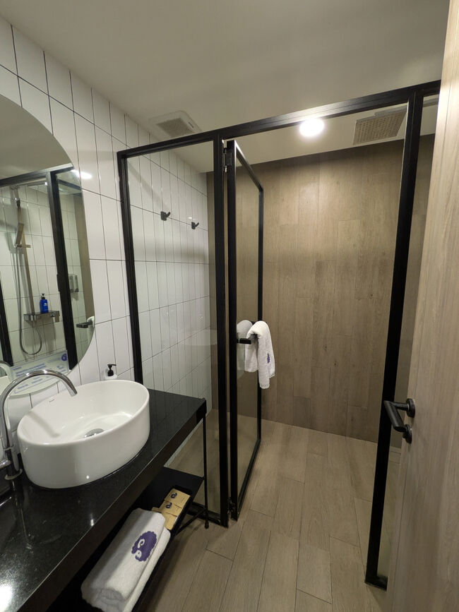 バスタブはなく、シャワーのみ。<br />タオルもバスタオルが1人1枚ずつ。小さなタオルが欲しければフロントで言えば貸してもらえます。