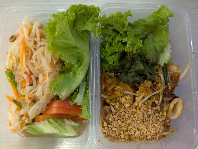 パッタイ　100B<br />ソムタム　80B<br />ソムタムはちょっと塩辛かったので残しました。