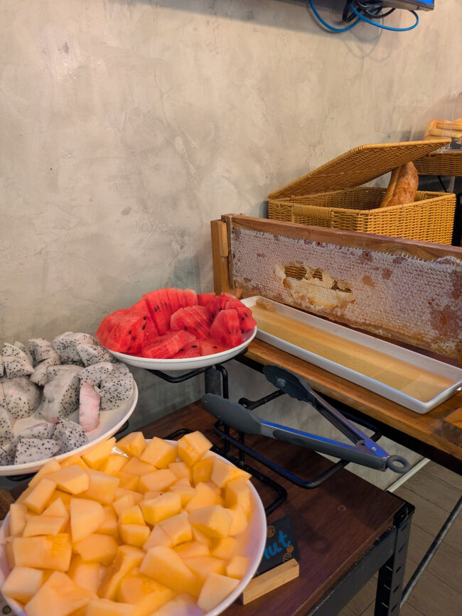 ビュッフェ方式<br />マンゴーはございません。手前のはメロン。