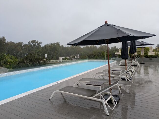 雨が降る中、屋上のプールを見に行ってみた。<br />晴れてたら気持ちいいだろうなぁ。