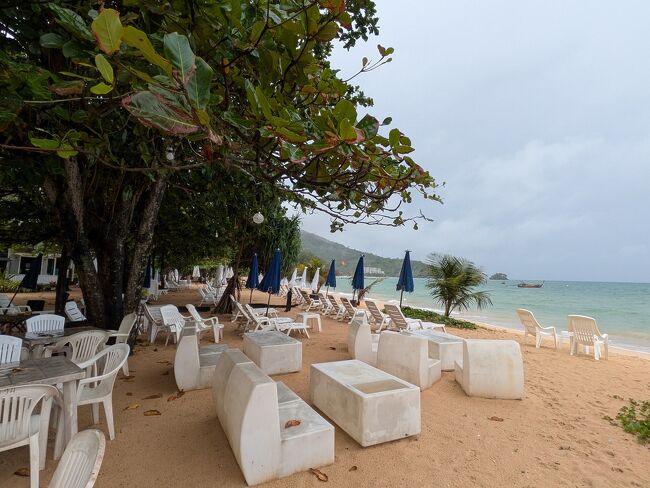 雨天はパラソルやデッキチェアも商売あがったりですね