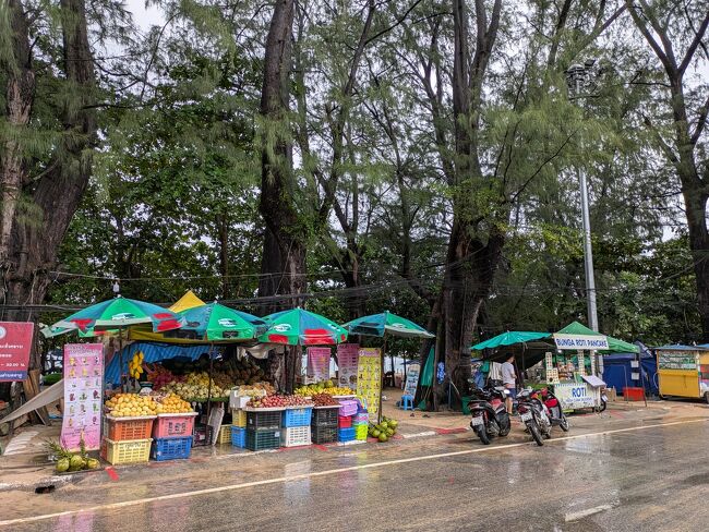 朝からフルーツの屋台など出てる