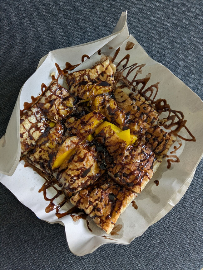 昨夜のロティ屋台でチョコとマンゴーをテイクアウト<br />