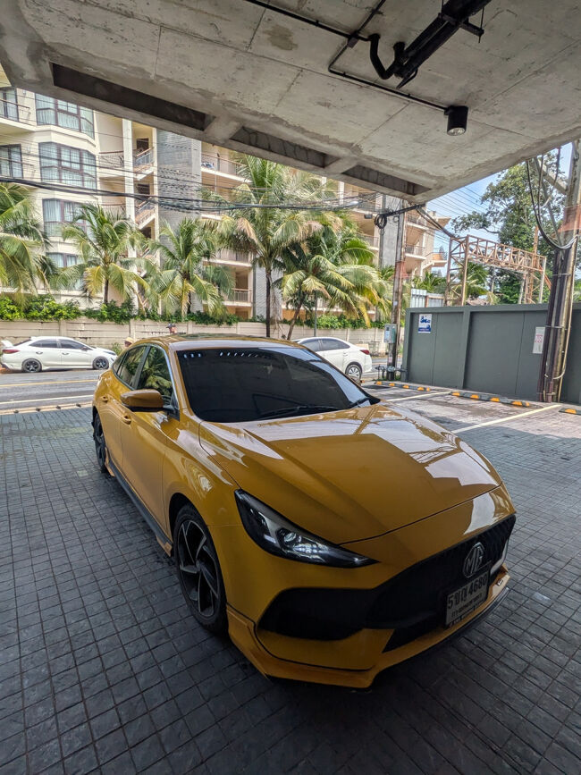 チェックアウトして次の宿泊地のナカアイランドへ向かいます。<br />昨夜のうちにGrabを予約しておきました。　<br />344B（1590円）<br />なんかカッコイイ車がやってきた～！（＝飛ばしそうで怖い→乗車即シートベルト）<br />プーケットでは日本車が多いけど、イギリス車のMGもよく見かけたなぁ。