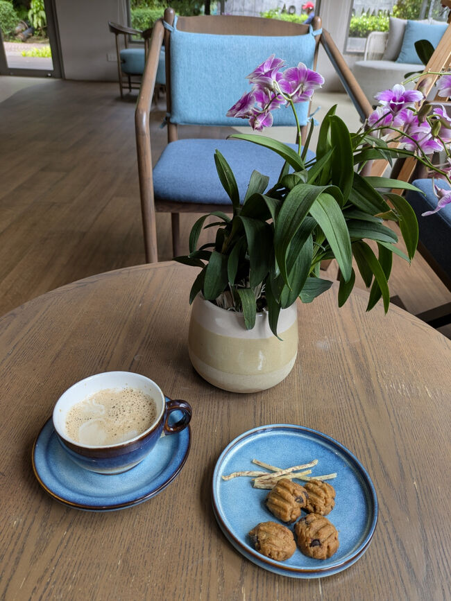 ボートの出発時間までラウンジで待ちます。<br />ホテルからは特に案内なかったけど、ボートは事前予約しておいた方が良さそうです。繁忙期に行かれる方は必須かな。<br /><br />時刻表<br />アオポー・グランド・マリーナ～ナカアイランド<br />毎時　15分、45分発<br />ナカアイランド～アオポー・グランド・マリーナ<br />毎時　00分、30分発<br />