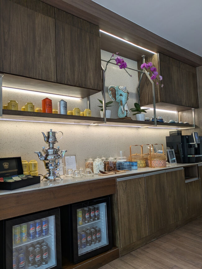 ドリンクコーナー<br />冷たい飲み物は甘いのばかりで水がない…チェックアウト後に聞いたら、冷えてないのを箱から出してくれました。