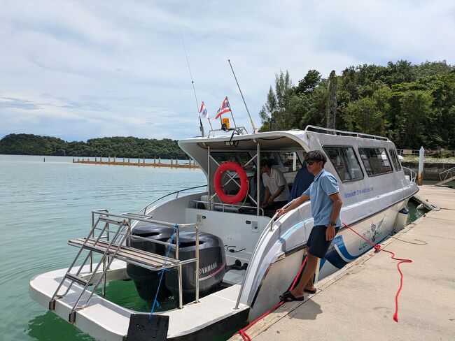 ナカアイランドリゾート専用ボート<br />10人ぐらいしか乗れないと思う。<br />この時間のゲストは4人だけでした。