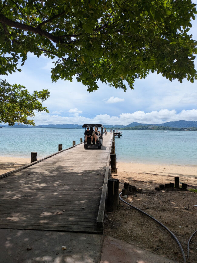 島内はバギーで移動、徒歩でもリゾート内は歩ける広さ