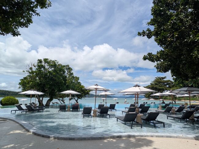 お部屋が準備できるまで30分ほどプールサイドやビーチでのんびり