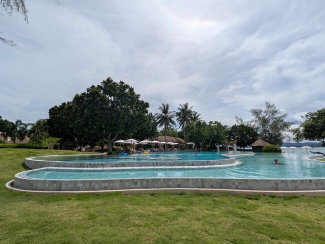 パブリックプールにいるゲストは少なめ