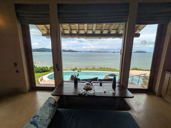 美しいアンダマン海とプールを眺められるように、ソファではなく床に腰掛ける掘りごたつスタイル