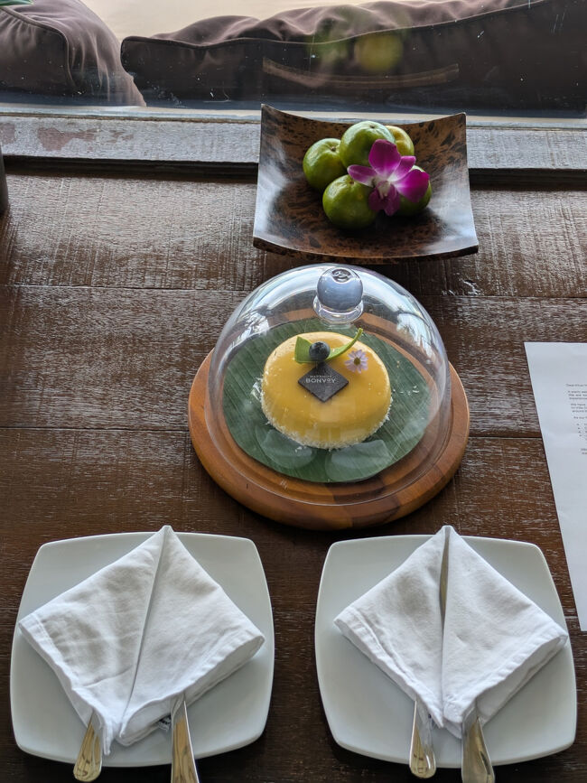 ウエルカムケーキとウエルカムフルーツの青いみかん<br />みかんのお味は…観賞用ってことで。