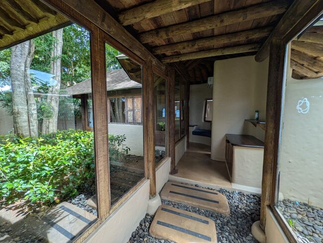 ベッドルームの奥にウェットエリア<br />ナカアイランドリゾートはかつてシックス・センシズだったそうで、その名残りがあちこちで見られます。シックス・センシズ時代は自然ともっと近く、廊下にガラス窓はなくオープンエアだったとか。