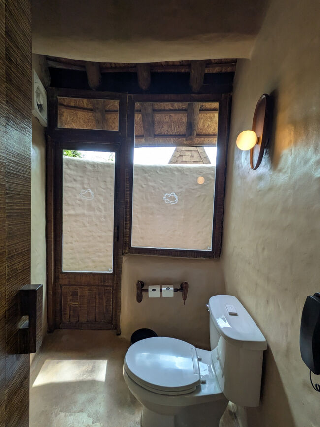 開放的なトイレ<br />朝起きたら、トイレ前で大きめのバッタが死んでました。