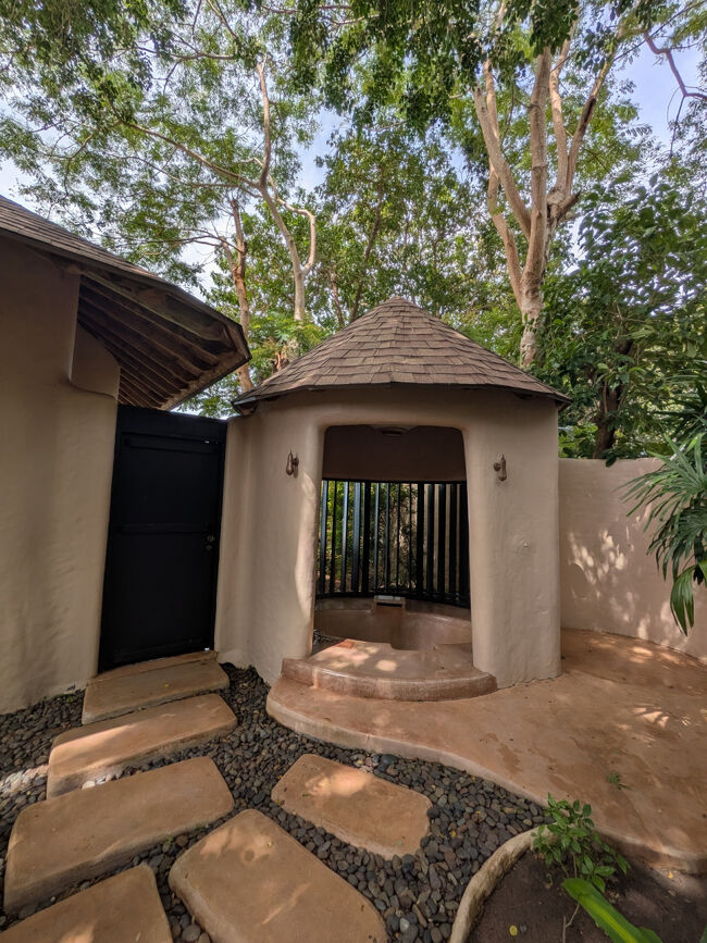 バスタブは中庭にあります。野性的ですね。<br />ジェットバスではないので使わず。