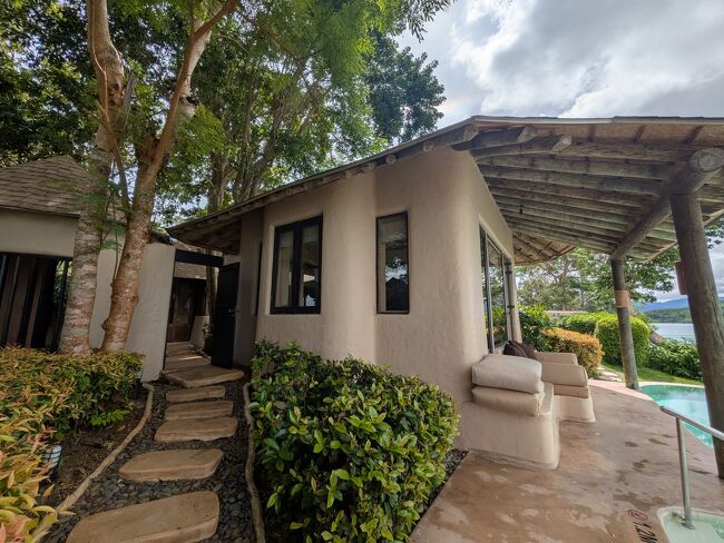 中庭から出てくると、プライベートプール