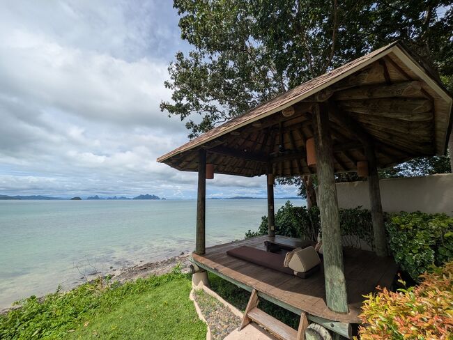 東屋があります。1泊だけでは使いこなせない空間。<br />この奥に隣のヴィラがあるはずですが、木々しか見えない。