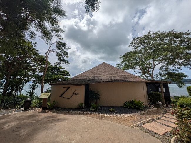 ヴィラの周りを少しだけ散策。<br />すぐ隣りは「Zbar」<br />サンセットが超オススメらしい。