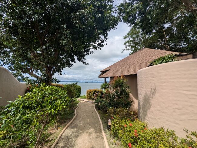 右が宿泊したヴィラ、左がバーです。<br />ってことは、ヴィラからもサンセットが綺麗に見えるってことよね。