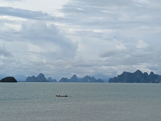 アンダマン海に浮かぶ島々<br />方向は違うけど、アンダマン海のプーケットと反対側にはクラビがあります。数年前に訪れたけど、プーケットほど観光地化してなくて個人的に好き。<br />有名なピピ島はアンダマン海の真ん中にあるので、プーケットとクラビどちらからもアクセスできます。今回は雨季なのでプランには入れず。いつか乾季に泊まりで行ってみたいなぁ。
