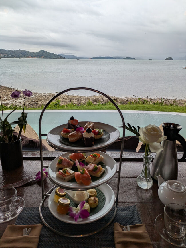 さて、アフタヌーンティータイムとします。<br />前もってマリオットボンヴォイのアプリのチャットでインルームのアフタヌーンティーを注文していました。チャット、便利ですねぇ。<br />クラシックな英国式かタイ式か選べます。英国式をチョイス。<br />TWGの紅茶のフレーバーはバニラにしました。<br />2人前で880B（約4100円）とコスパ良し。