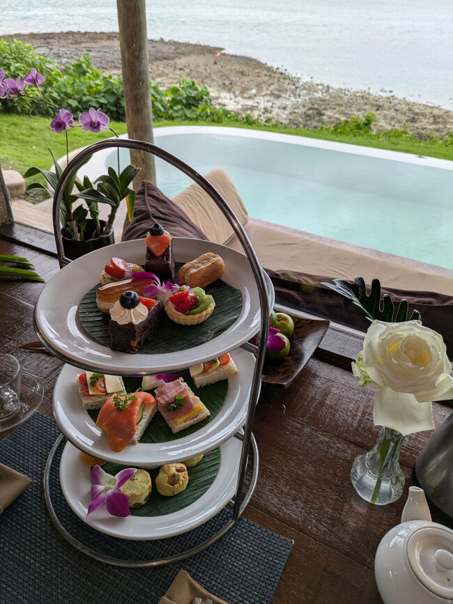 スコーンには2種類のジャムの瓶付き<br />ケーキは甘過ぎず、ボリュームもちょうど良かった。<br />薔薇のお花もセットしてくれました。乙女心（？）をくすぐるわ～。<br />