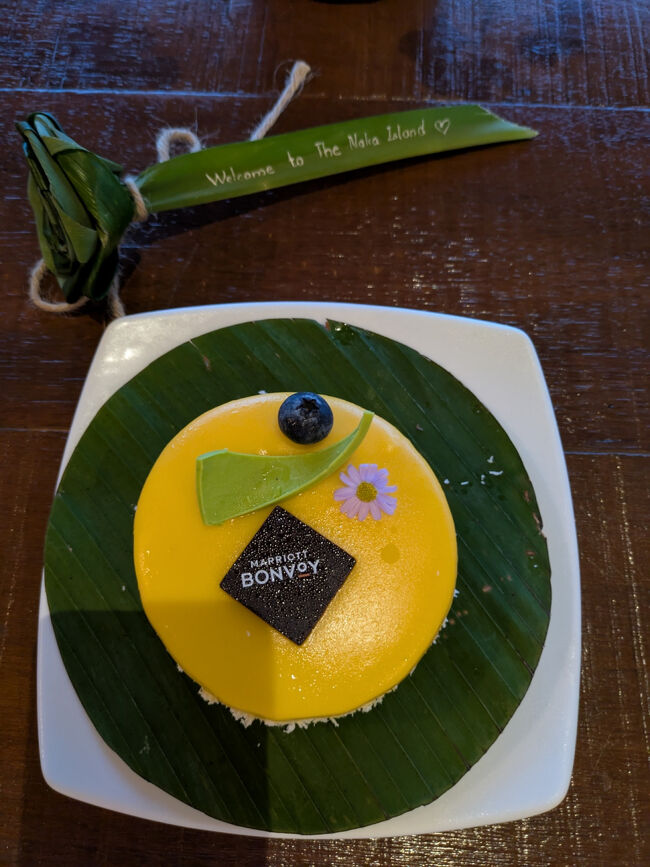 冷やしておいたウエルカムケーキもいただく。<br />マンゴー味？甘さ控えめだけど、お腹いっぱいでひと口でギブ。