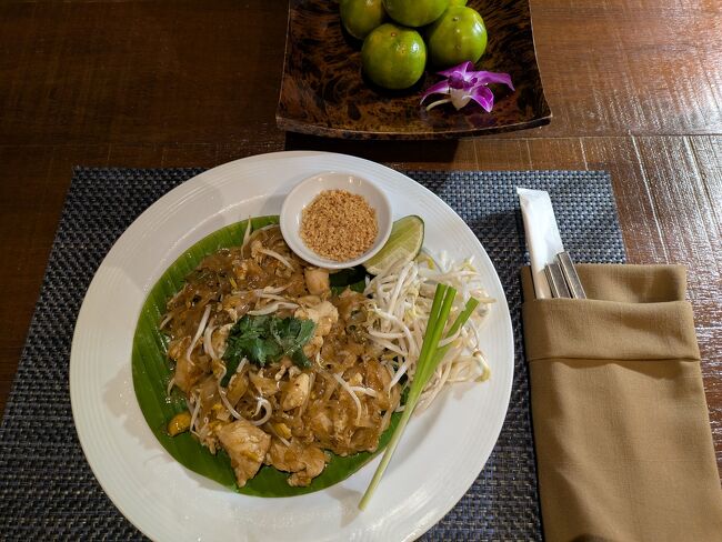 アフタヌーンティーでお腹いっぱいになってしまったので、夕食はインルームでパッタイを持ってきてもらいました。<br />私、パッタイに目がないのですが、このパッタイは100点満点！<br />タマリンドとか絶妙な味付けが完璧。<br />＠610B（約2800円）<br /><br />先ほどと同じお兄さんが持ってきてくれたけど、ナカアイランドのスタッフは皆さん笑顔が良いし、とにかく気持ちの良い接客なんです。<br />お兄さんはタイ北部の出身で、今はタウンから大きめの船で通勤。ちなみに、ナカアイランドのスタッフは200人ぐらいいるらしい。<br /><br />