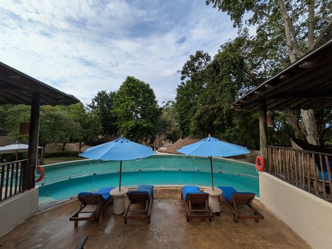 パブリックプールは2か所あって、こちらは小さめの「サラプール」<br />横にビリヤード台と卓球台あり。