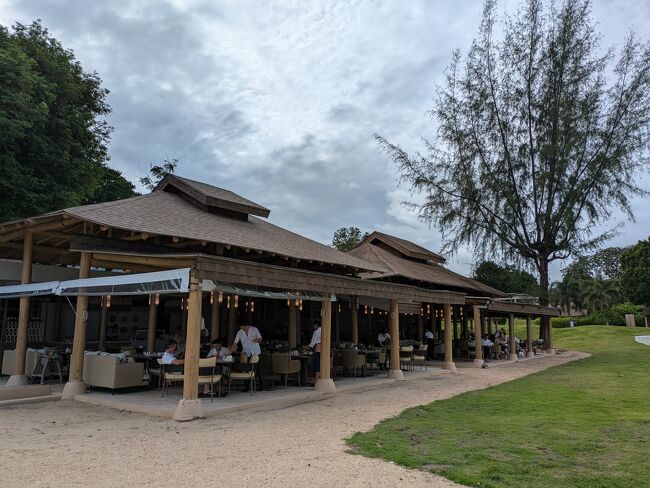 朝食はこちらの開放的なレストランで